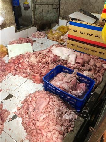 Phát hiện và tiêu hủy sản phẩm thịt lợn đã bốc mùi hôi thối